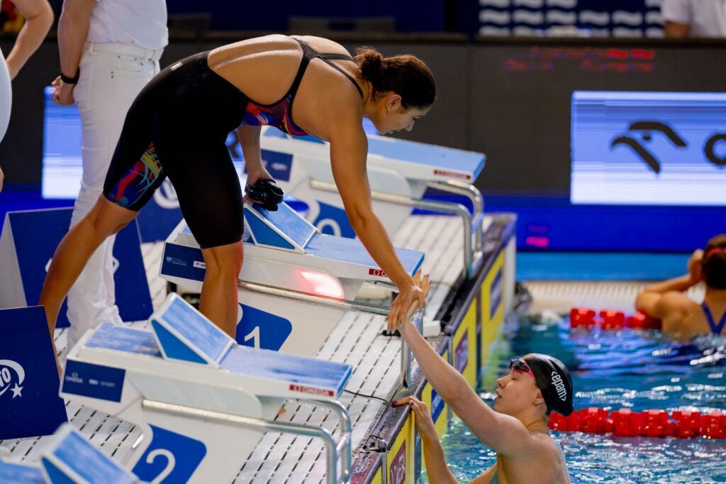 Anna Elendt und Nina Jazy klatschen nach dem Vorlauf ab