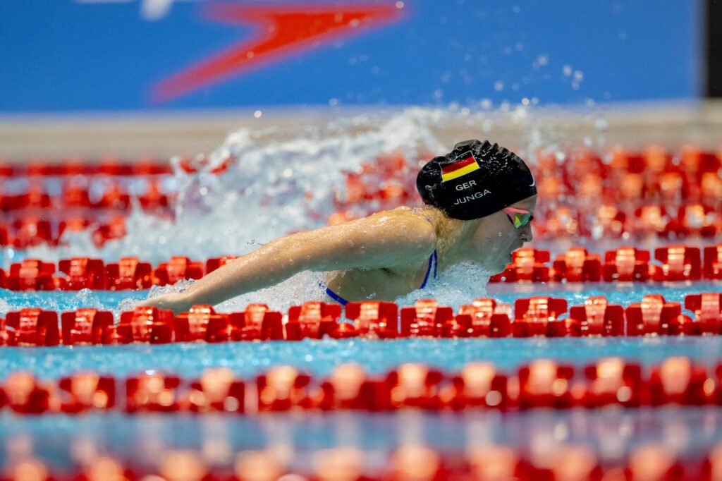 Schwimmerin Mia Marie Junga vom Berliner TSC schwimmt Schmetterling bei den Deutschen Jahrgangsmeisterschaften 2025 in Berlin