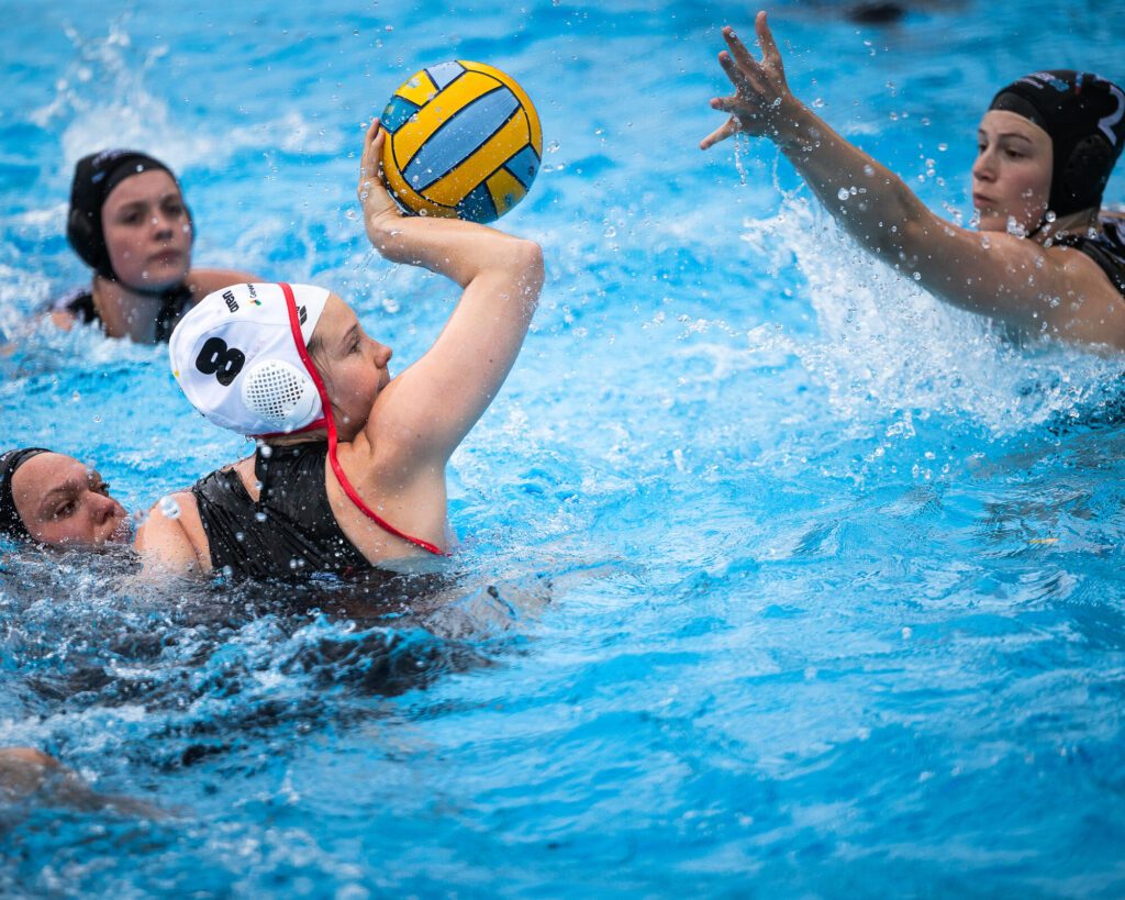 Spielszene aus dem Wasserballspiel der Frauen zwischen den Wasserfreunden Spandau 04 und Bayer Uerdingen