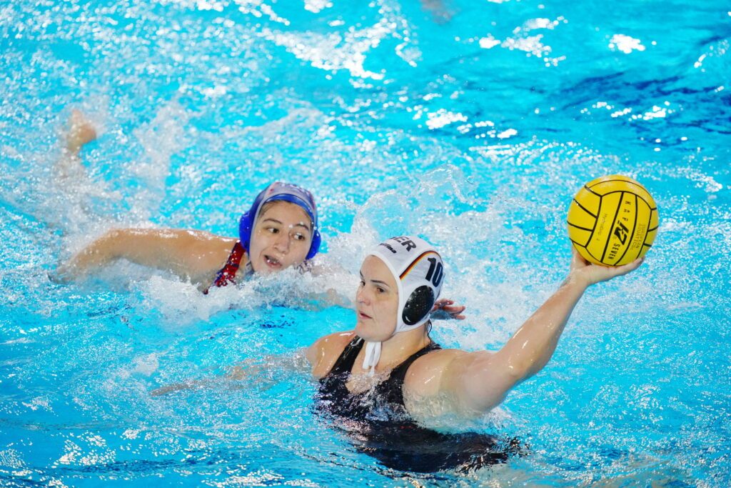 Wasserballerin Barbara Bujka aus Deutschland wirft den Ball im EM-Spiel 2026 gegen die Türkei