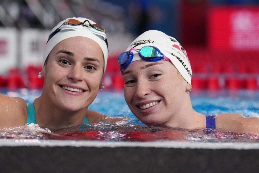 Die australischen Schwimmerinnen Kaylee McKeown und Mollie O'Callaghan beim Weltcup 2005 in Westmont (USA)