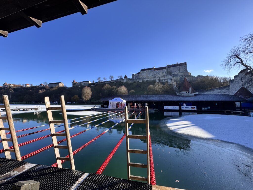 Blick auf die Eisarena am Wöhrsee in Burghausen im strahlenden Sonnenschein am 03. Januar 2026 zu den Eisschwimmtagen. Im Hintergrund die Burg von Burghausen.