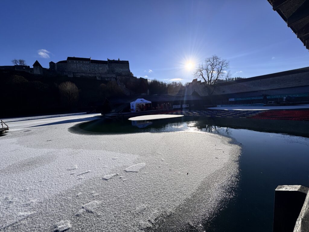 Eis und Schnee liegen auf dem Wöhrsee in Burghausen, ein Teil der Wasserfläche ist für die Eisschwimmtage 2026 beräumt