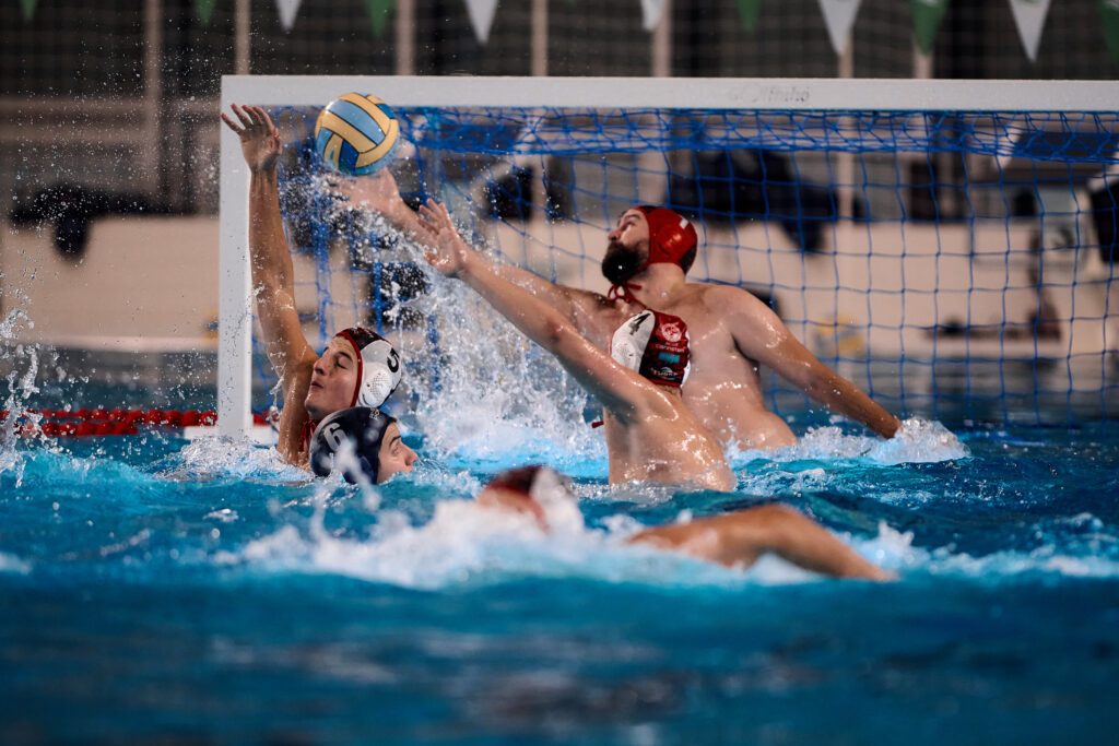 Spielszene aus der Wasserball-Bundesliga beim Spiel des SV Cannstatt gegen den Duisburger SV im Herbst 2025