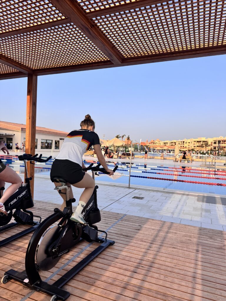 Eine deutsche Schwimmerin trainiert im Trainingslager in Soma Bay in Ägypten auf einem Ergometer direkt am Beckenrand
