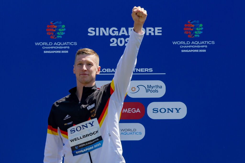 Freiwasserschwimmer Florian Wellbrock aus Deutschland reckt nach seinem WM-Sieg 2025 in Singapur über 5km jubelnd den Arm nach oben