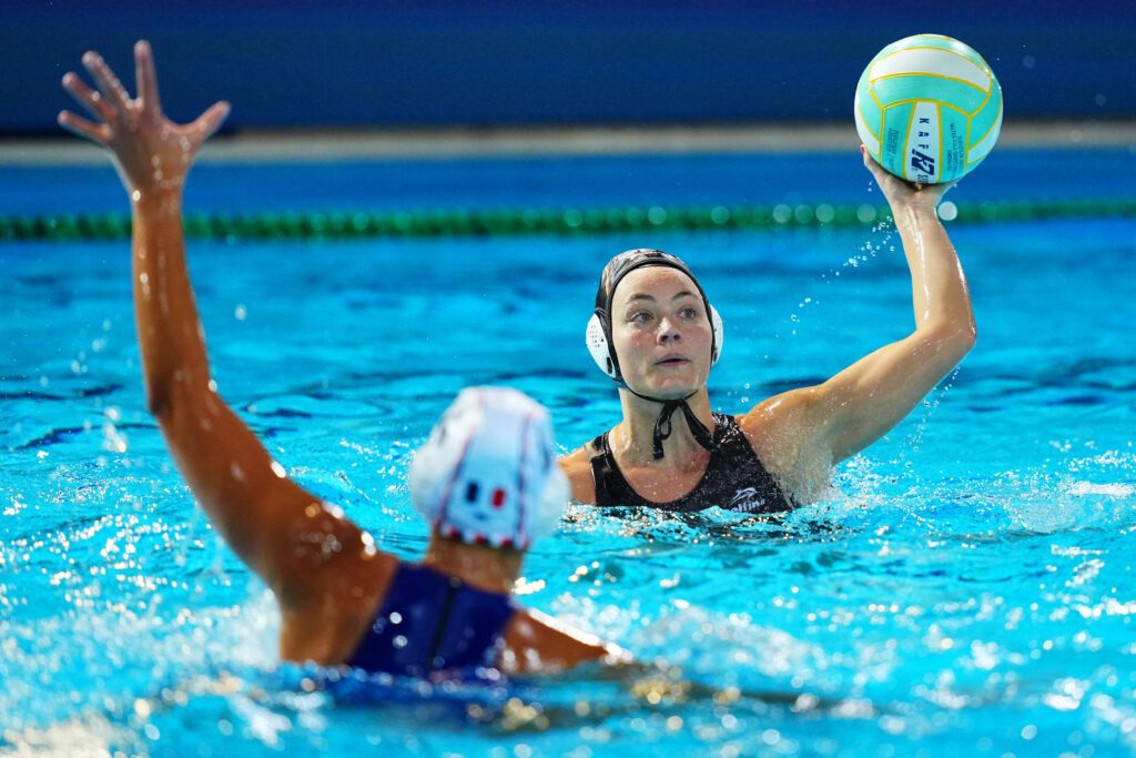 Wasserballerin Belén Vosseberg aus Deutschland mit dem Ball im EM-Spiel 2026 gegen Frankreich
