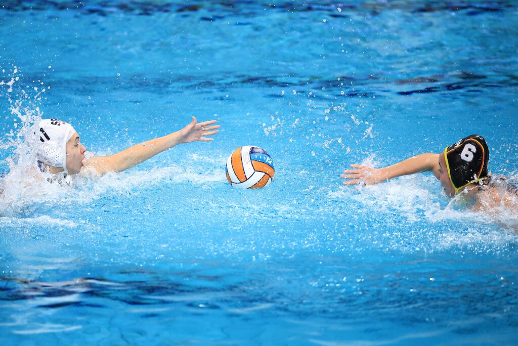 Spielszene aus der EM-Partie 2024 im Wasserball der Frauen zwischen Deutschland und Serbien