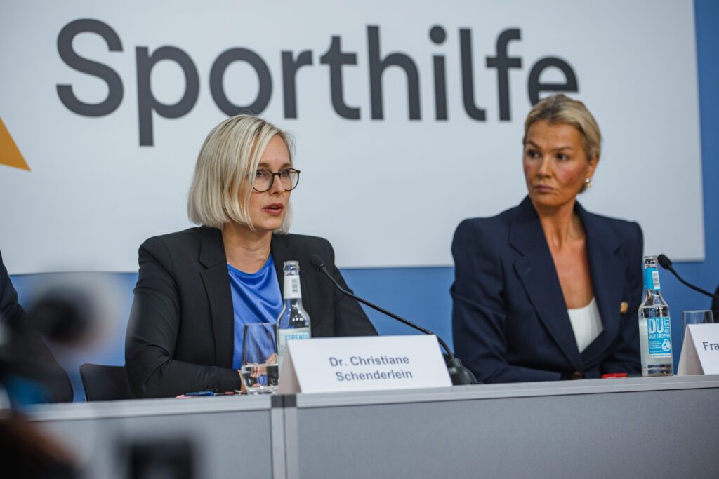 Schwimmlegende Franziska Van Almsick, inzwischen stellvertretende Vorsitzende des Aufsichtsrats der Sporthilfe, sitzt bei der Vorstellung des "Sporthilfe Leistungsberichts Sommer 2025" der Stiftung Deutsche Sporthilfe neben Dr. Christiane Schenderlein, Staatsministerin für Sport und Ehrenamt