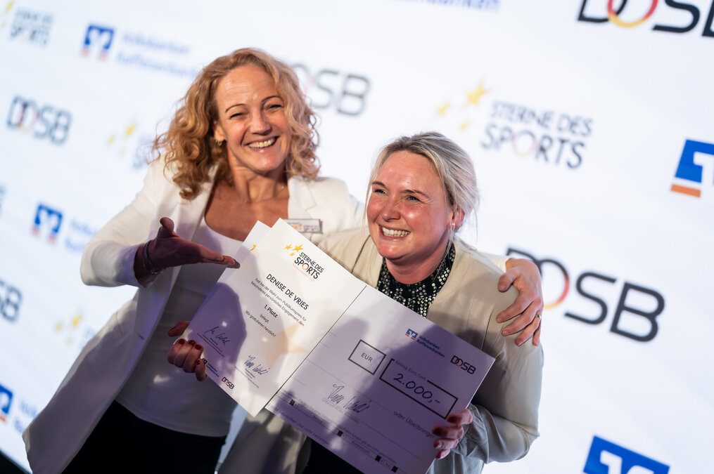 Denise de Vries freut sich über den Publikumspreis bei den "Sternen des Sports" 2025
