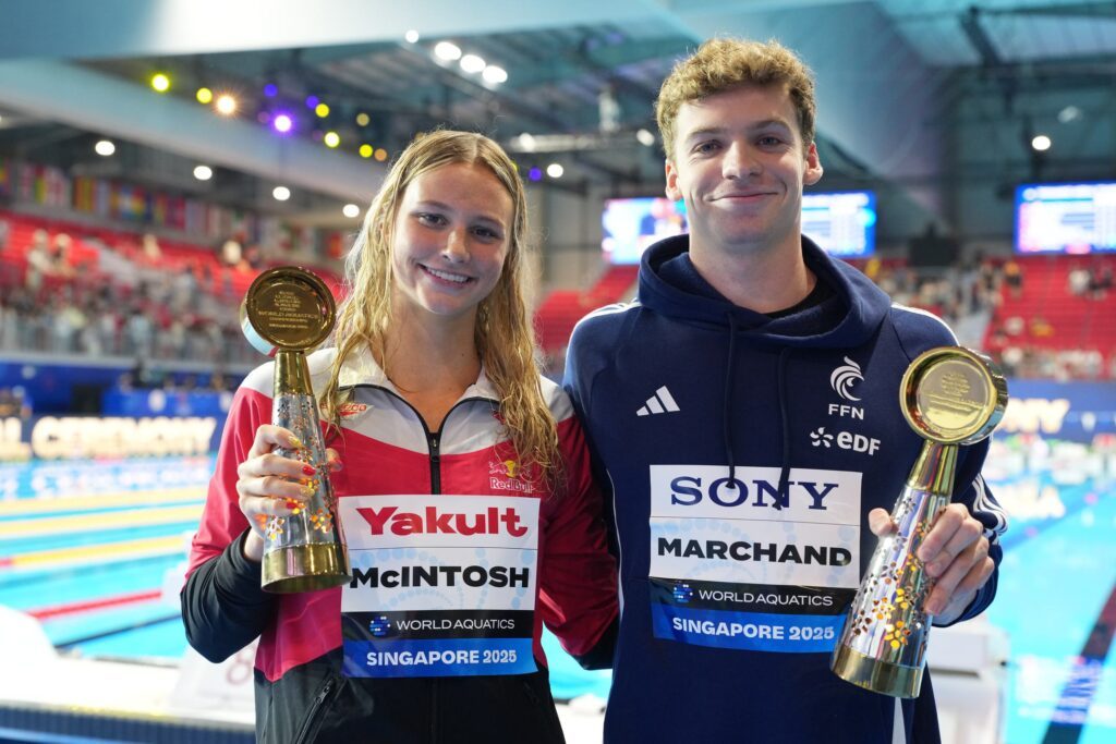 Die Kanadierin Summer McIntosh und der Franzose Léon Marchand präsentieren bei der Schwimm-WM 2025 in Singapur ihre Pokale als Weltschwimmer des Jahres 2024