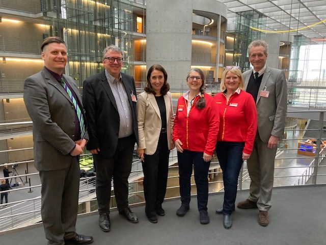 Gruppenbild mit Uwe Hermann als Vorsitzendem des Jugendvorstands des Deutschen Schwimm-Verbandes (DSV), DSV-Präsident David Profit, der Vorsitzenden des Ausschuss für Sport und Ehrenamt des Deutschen Bundestages Aydan Özoğuz, Ute Vogt als Präsidenten der Deutschen Lebens-Rettungs-Gesellschaft (DLRG), DLRG-Generalsekretärin Tanja Larsson und dem DSV-Vorstandsvorsitzenden Jan Pommer (von links) (l.), DSV-Präsident David Profit (2. v. l.), der DSV-Vorstandsvorsitzende Jan Pommer (r.) ebenso wie DLRG-Präsidentin Ute Vogt (3. v. r.) und DLRG-Generalsekretärin Tanja Larsson (2. v. r.) zu Thema Schwimmenlernen. In der Mitte: die Ausschussvorsitzende Aydan Özoğuz