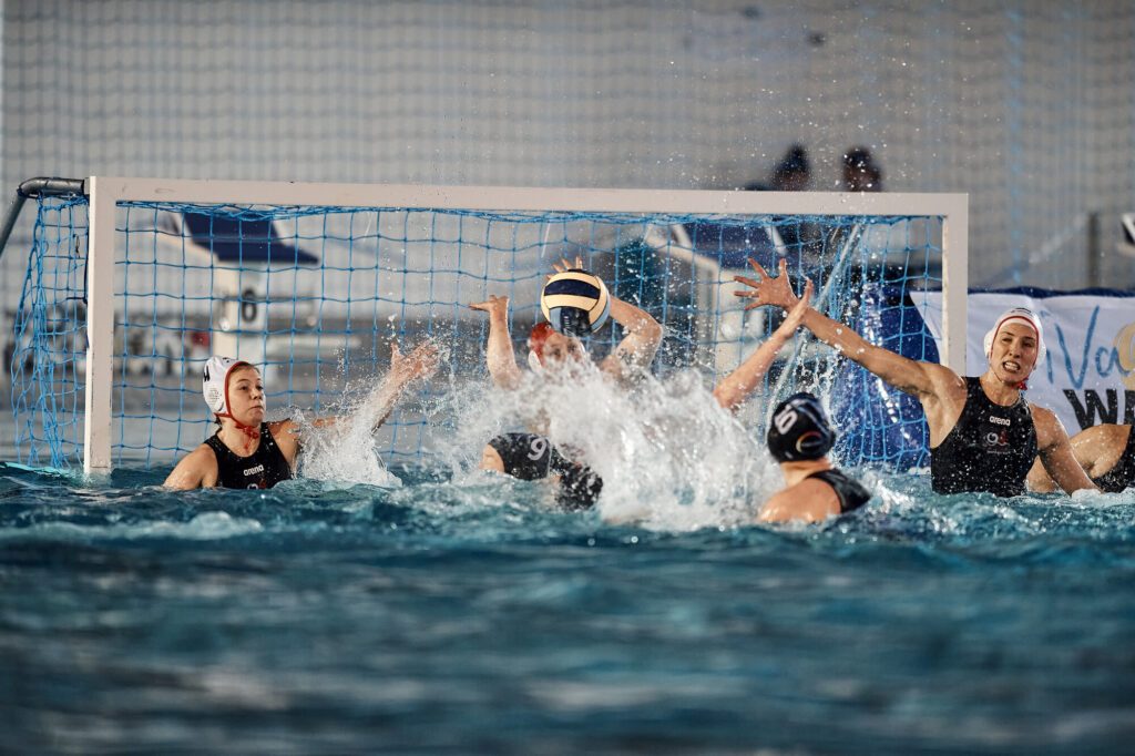 Torraumszene aus dem DSV-Pokalspiel der Frauen zwischen den Wasserfreunden Spandau 04 und dem SV Bayer Uerdingen bei der Pokalendrunde im März 2023