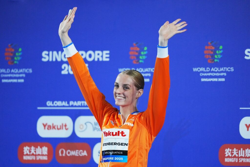 Schwimmerin Marrit Steenbergen aus den Niederlanden winkt nach ihrem WM-Sieg 2025 in Singapur ins Publikum