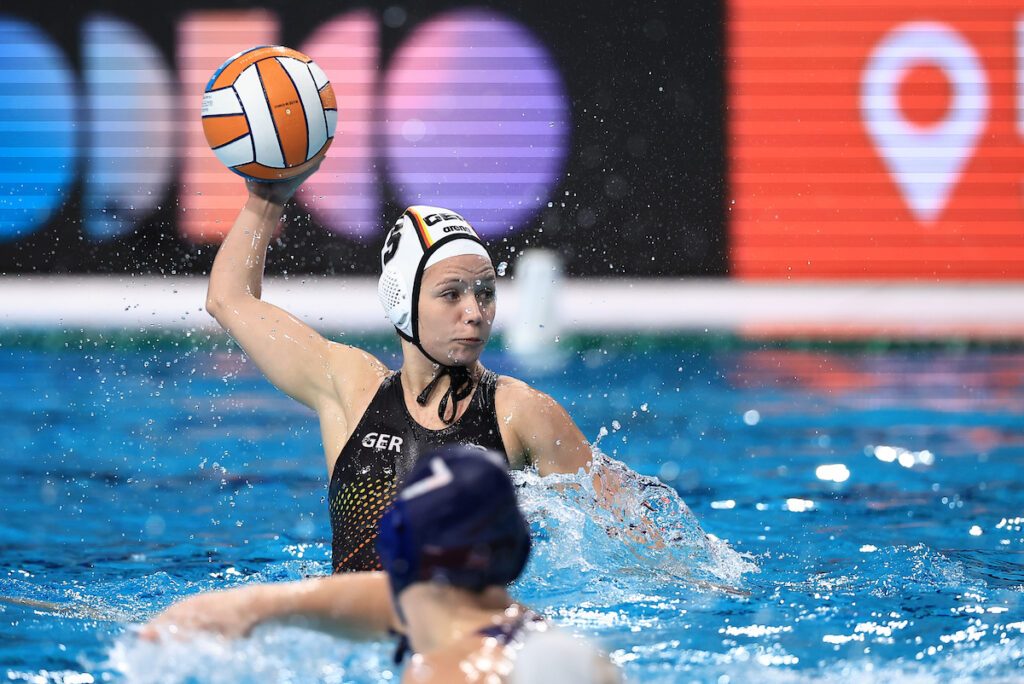 Wasserballerin Ira Deike aus Deutschland wirft den Ball im EM-Spiel 2024 gegen Großbritannien