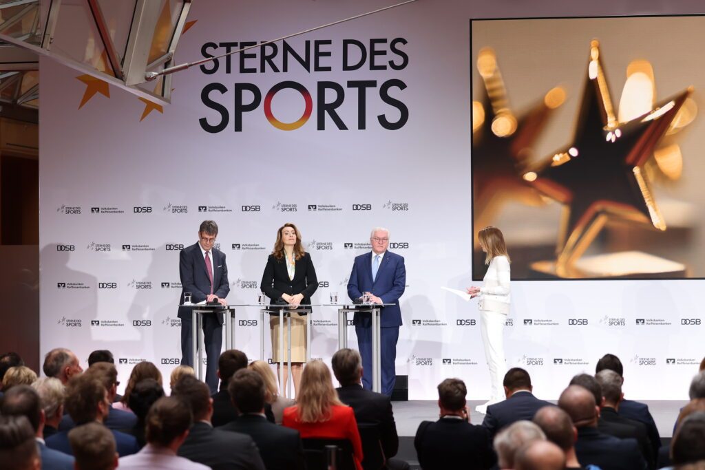 Thomas Weikert (DOSB), Marija Kolak (BVR), Bundespräsident Frank-Walter Steinmeier und die Moderatorin Katrin Müller-Hohenstein bei der Verleihung des Großen Stern des Sports 2023 in Berlin