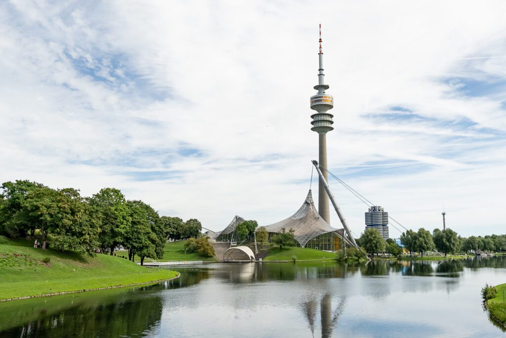 Die Olympiaschwimmhalle und der Olympiaturm