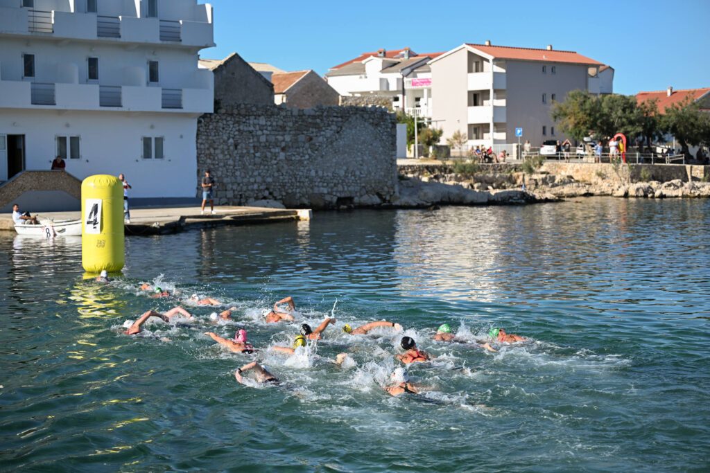 Freiwasserschwimmer beim Europacup 2025 in Razanac in Kroatien