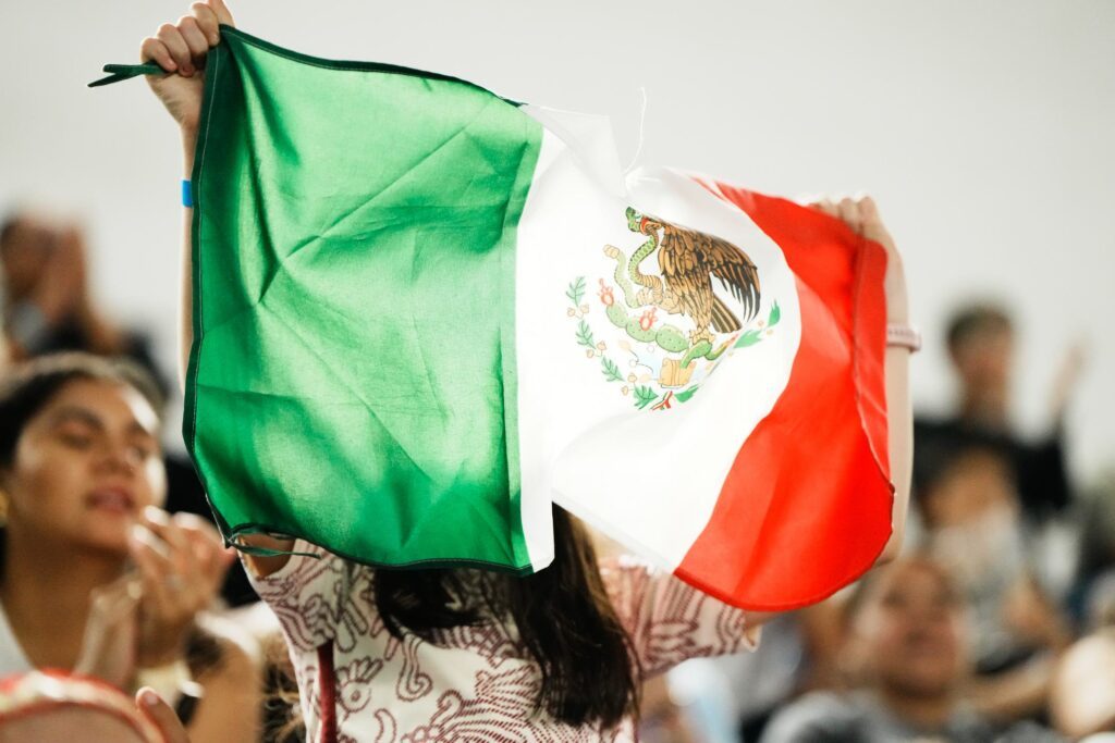 EIn Fan schwenkt beim Weltcup im Wasserspringen 2025 in Guadalajara die mexikanische Fahne