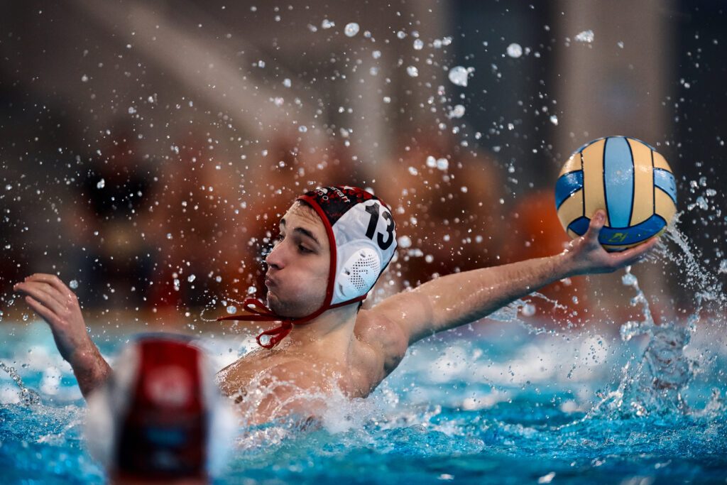 Wasserballer Liam Vince Wachner vom SV Cannstatt wirft den Ball in der Bundesligapartie gegen den OSC Potsdam im Januar 2026
