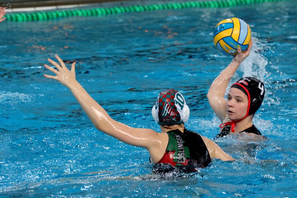 Spielszene beim Wasserball aus dem Pokalhalbfinale der Frauen 2025 zwischen Spandau 04 und dem SSV Esslingen, Spandaus Ira Deike mit dem Ball