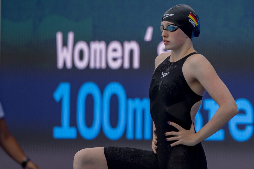 Brustschwimmerin Hannah Schneider aus Deutschland kurz vor dem Start bei der EM der Juniorinnen 2025 in Samorin in der Slowakei