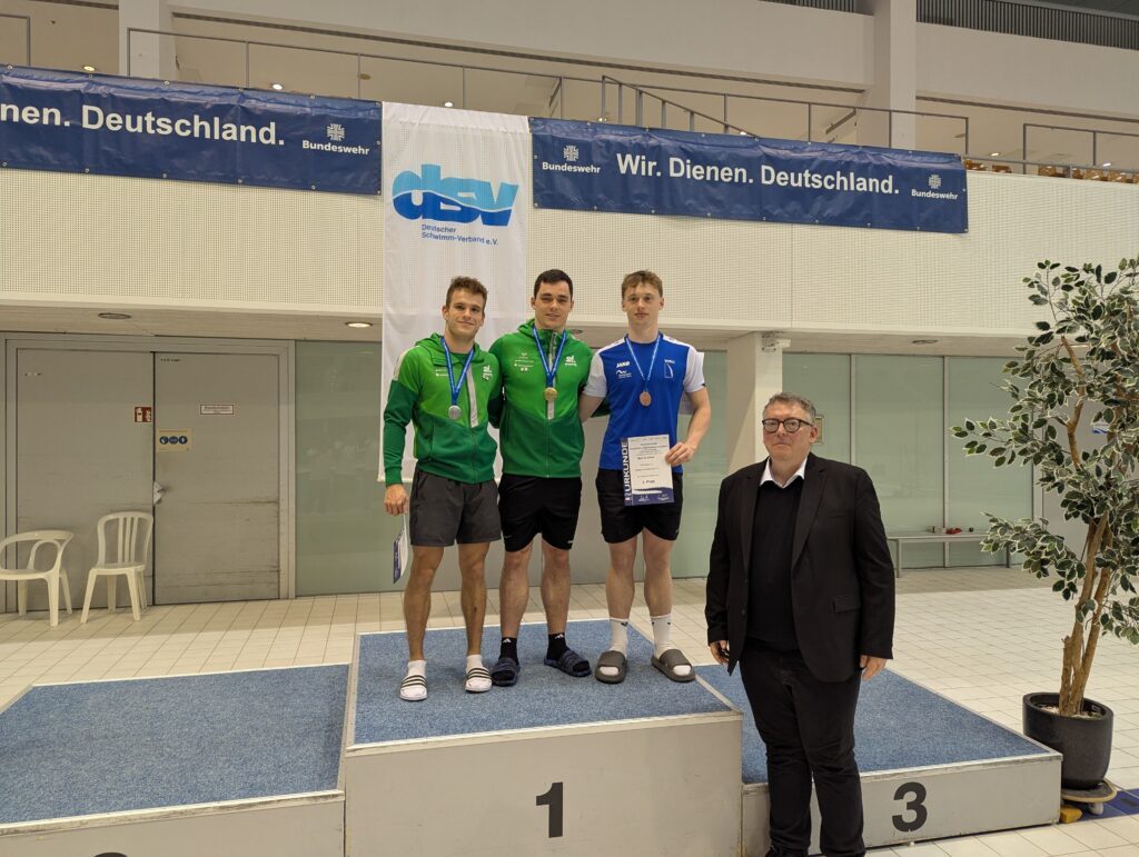 DSV-Präsident David Profit ehrte die Medaillengewinner vom 3m-Brett mit Lou Massenberg als Sieger