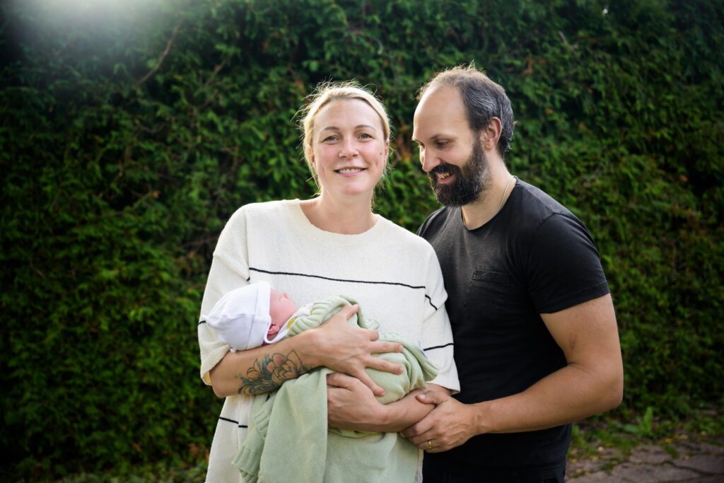 Sarah Sjöström mit ihrem MannJohan de Jong Skierus und Baby Adrian kurz nach der Geburt