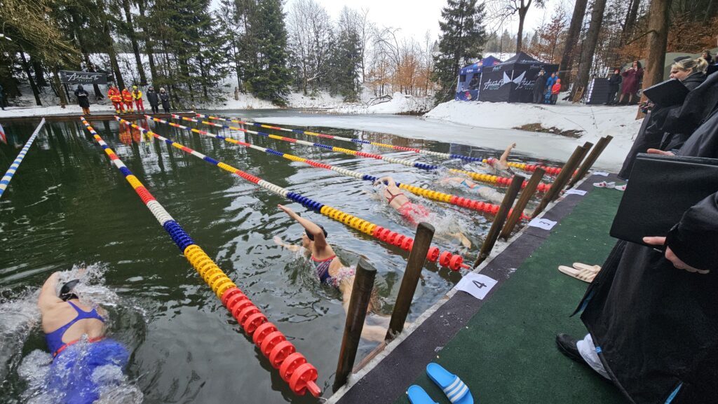 Eisschwimmerinnen bei den Zollhaus Open 2026 in Neuhermsdorf im Erzgebirge