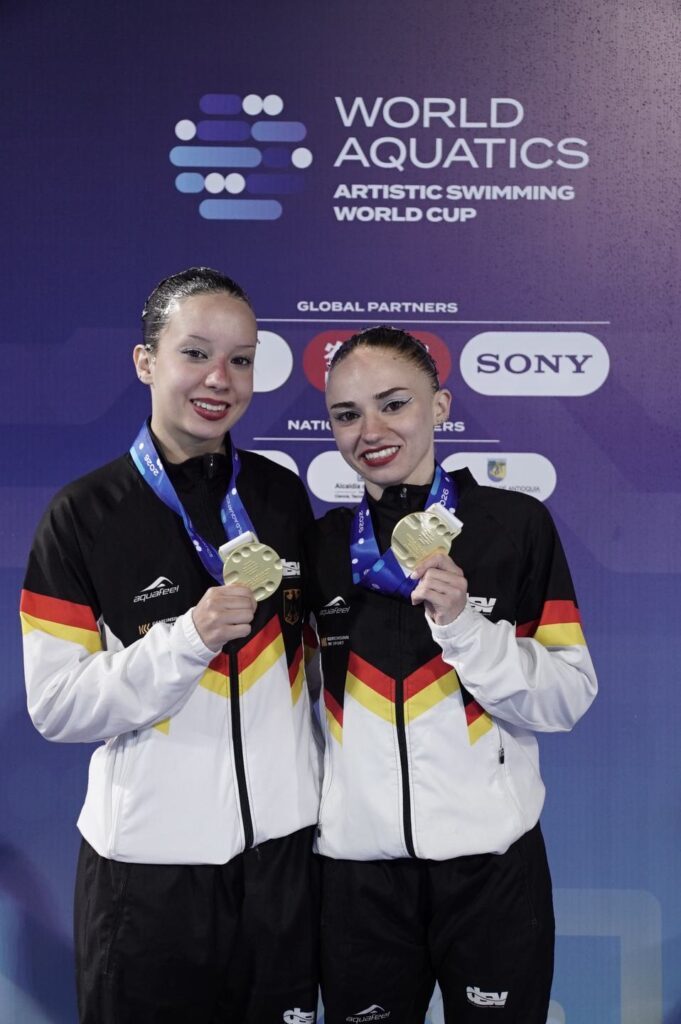 Das deutsche Duett im Synchronschwimmen mit Klara Bleyer und Amélie Blumenthal Haz präsentiert beim Weltcup 2026 in Medellin in Kolumbien ihre Goldmedaillen aus der Technischen Kür