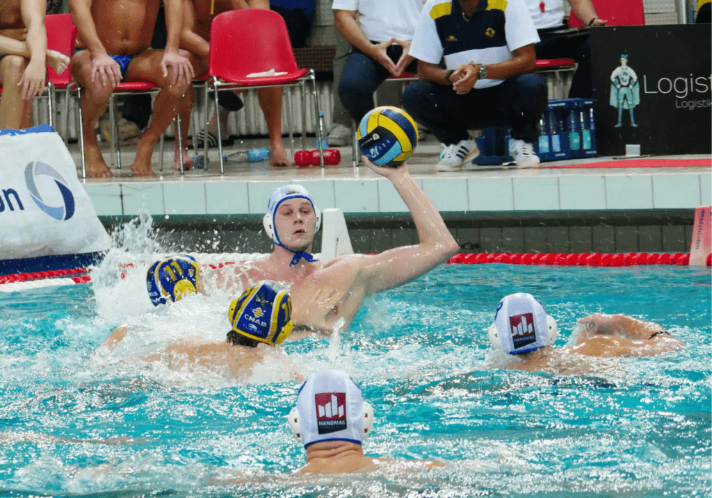 Ein Wasserballer von Waspo 98 Hannover mit dem Ball im Champions-League-Spiel der Saison 2025/26 gegen Zodiac CNAB Barceloneta aus Spanien