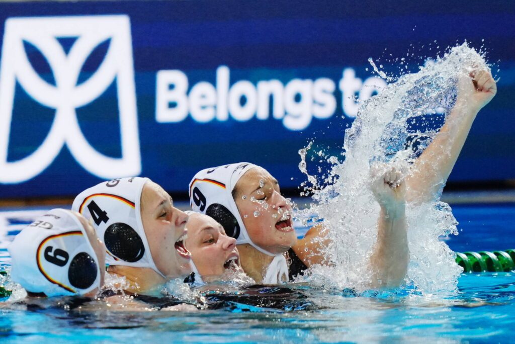 Deutschlands Wasserballerinnen bejubeln den Sieg gegen Serbien bei der EM in Funchal