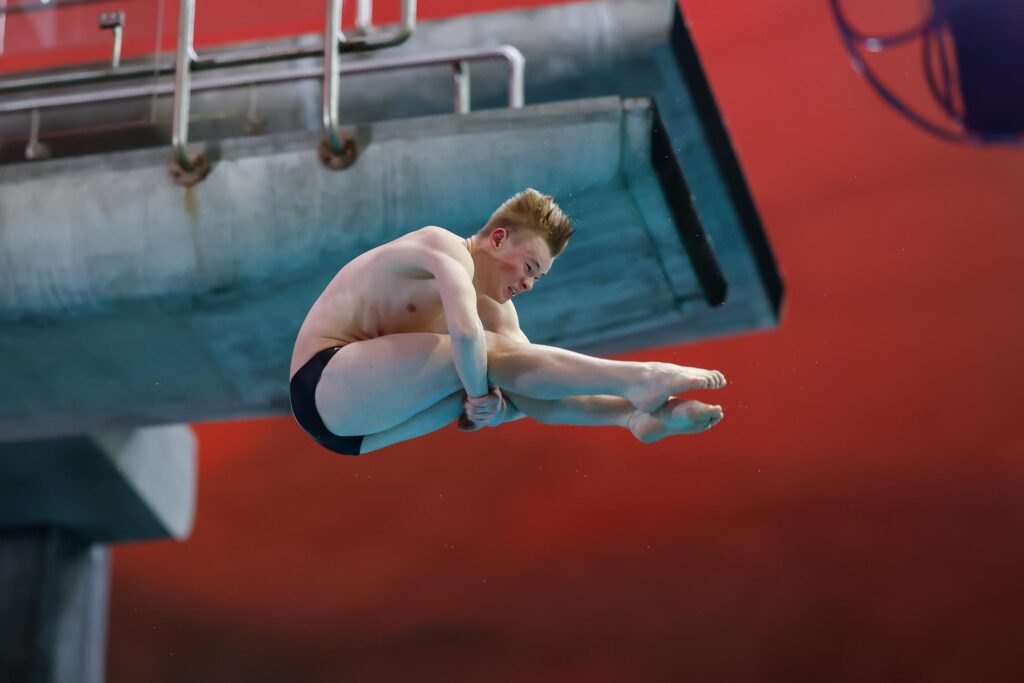 Wasserspringer Jonathan Schauer aus Deutschland springt bei der WM der Junior*innen 2022 in Montreal vom 3m-Brett