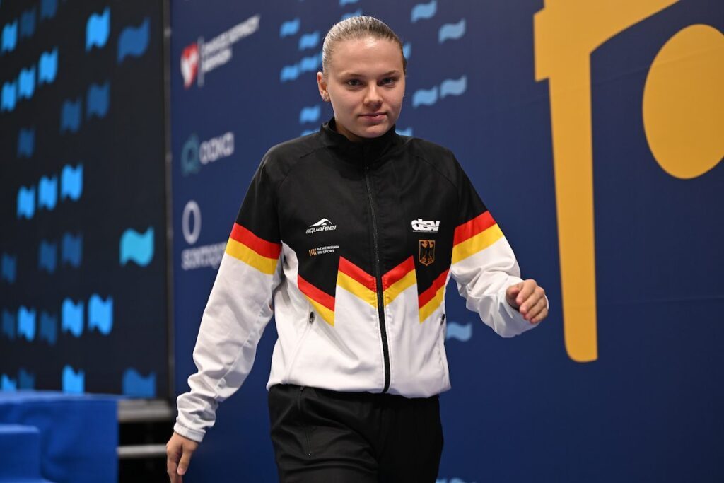 Wasserspringerin Emily Deml aus Deutschland bei der Athletinnenpräsentation bei der EM der Junior*innen 2025 in Athen