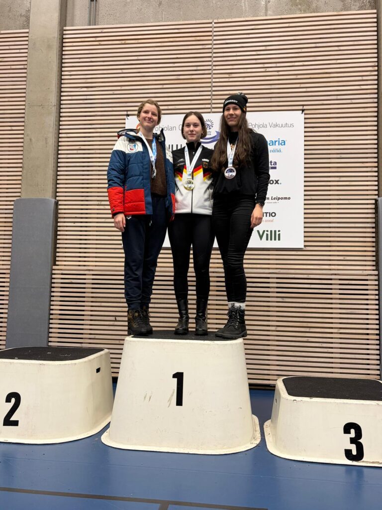 Eisschwimmerinnen bei der Siegerehrung bei der WM im Eisschwimmen 2026 in Oulu in Finnland