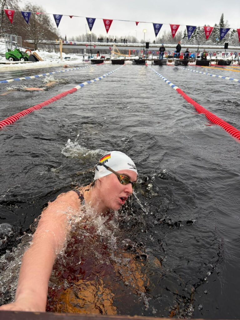Marie-Therese Bartl aus Deutschland schwimmt bei der WM im Eisschwimmen 2026 in Oulu in Finnland