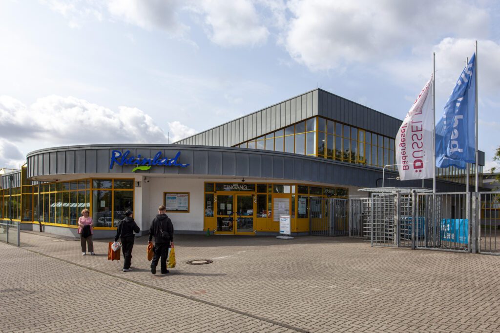 Eingang zum Rheinbad Düsseldorf: Hier findet die DM SMK 2026 statt