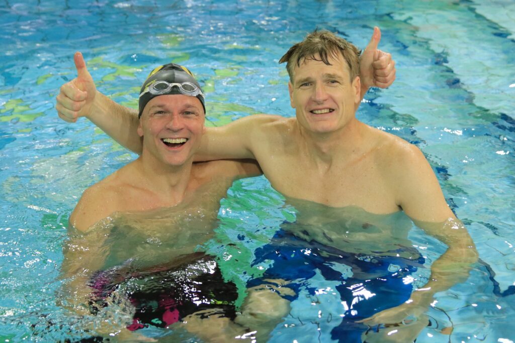 Die Masters-Schwimmer Matthias Millers und Heiko Krumbeck aus Deutschland geben im Becken gemeinsam den Daumen nach oben