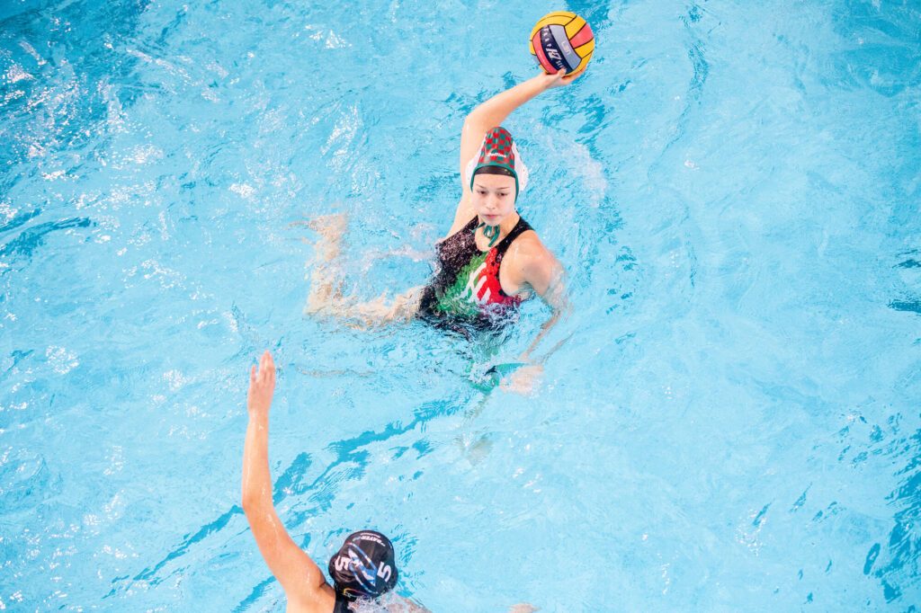 Eine Wasserballerin vom SSV Esslingen beim Wurf im Spiel gegen Bayer Uerdingen