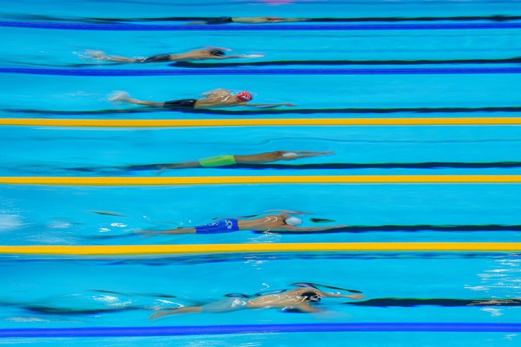 Schwimmer in der Unterwassertauchphase beim Renen über 50m Freistil bei der WM 2025 in Singapur