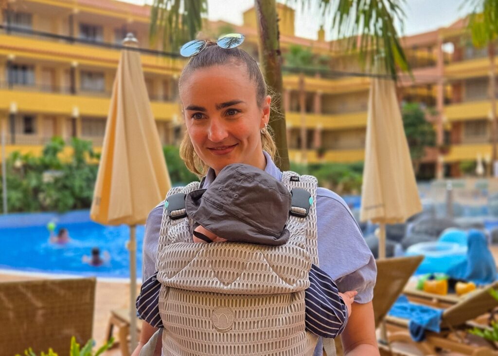 Elena Semechin trägt Sohn Klaus