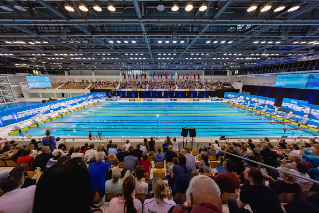 Blick in die gut gefüllte Schwimm- und Sprunghalle im Europasportpark (SE) in Berlin anlässliche der Deutschen Meisterschaften Schwimmen 2025
