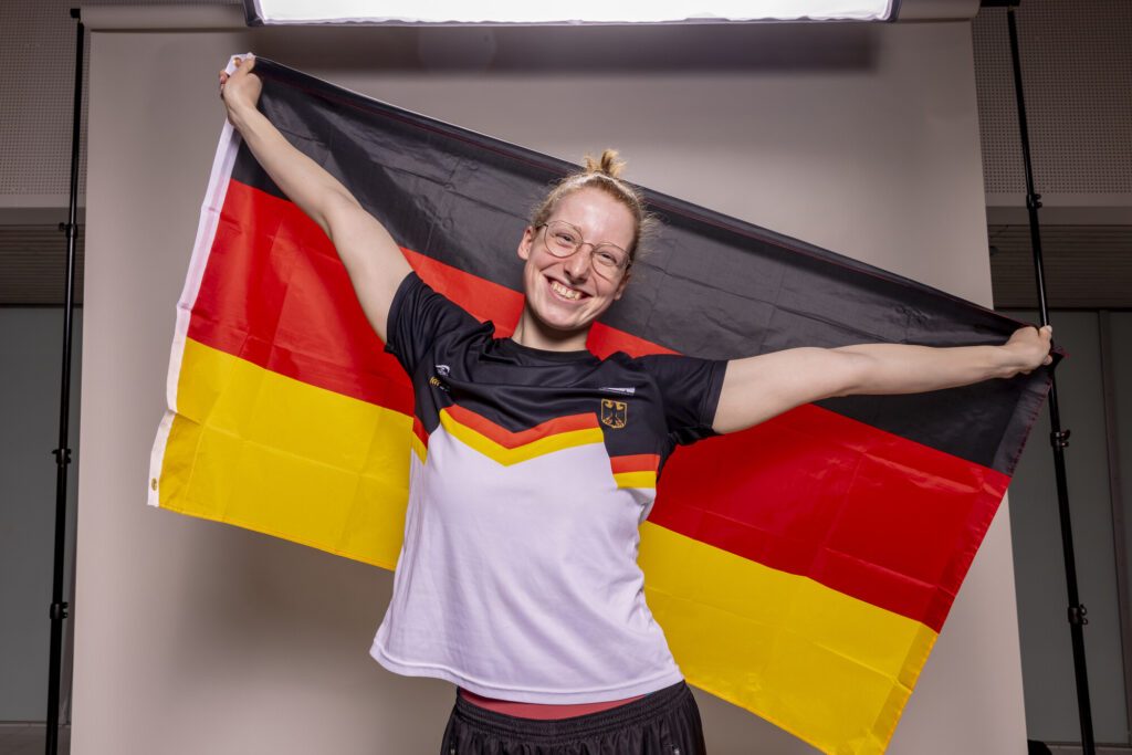 Nele Schulze mit Deutschlandfahne