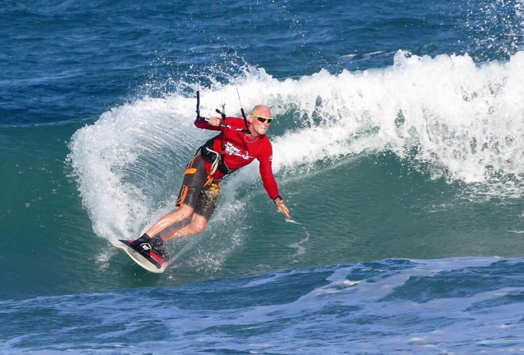 Auch mit 80 geht Örjan Madsen noch oft Kitesurfen