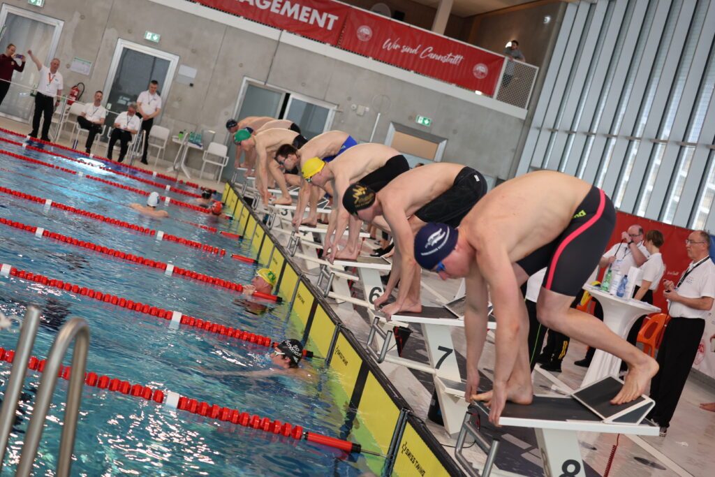 Schwimmer auf dem Startblock kurz vor dem Start bei den Deutschen Meisterschaften "Lange Strecke" der Masters 2026 in Stuttgart