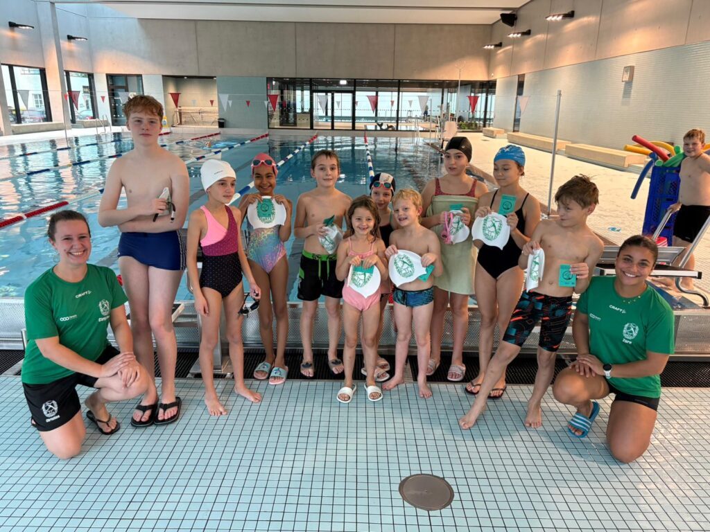Gruppenbild von Kindern und ihren Betreuerinnen bei einem Schwimmabzeichenkurs des SC DHfK Leipzig