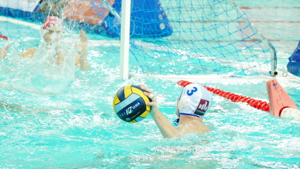 Spielszene aus der Wasserball-Champions League, ein Spiele von Waspo Hannover hat kurz vor dem gegnerischen Tor den Ball