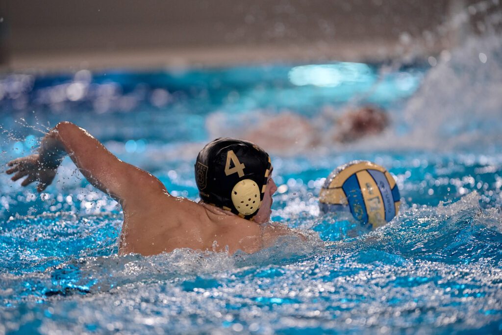 Wasserballer Oskar Halb vom ASC Duisburg schwimmt mit dem Ball