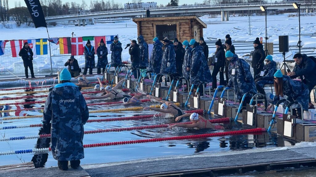 Schwimmerinnen bei der WM im Eisschwimmen 2026 in Oulu in Finnland