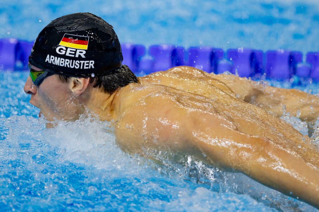 Luca Nik Armbruster schwimmt Schmetterling